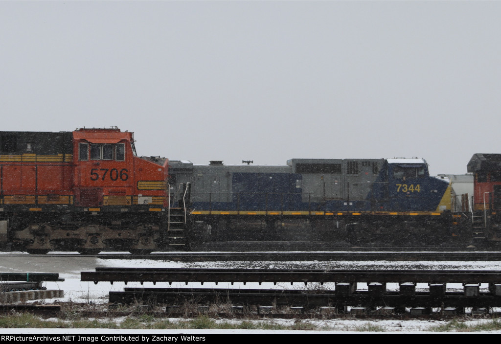 BNSF 5706 GECX 7344